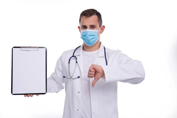 Doktor Man visar Blank Urklipp och tumme ner Isolerad. Reklam, Kontor, Affärsidé — Stockfoto