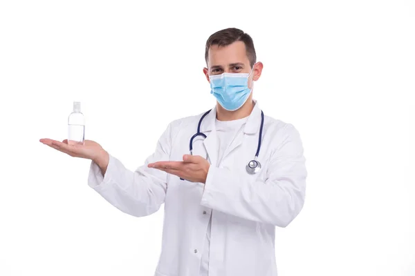 Man Doctor Holding Hands Sanitizer pekar på det bär medicinsk mask. Medicin, Virus, Läkarbegrepp — Stockfoto