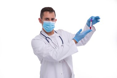 Erkek Doktor Kan Analizini Kontrol Ediyor Tıbbi Maske ve Eldiven Giyiyor. Adam Doktor Kan Tüpü İnceleme Merkezi izole edildi. Tıbbi, Bilim, Sağlıklı Yaşam Konsepti