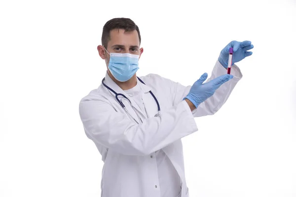 Médico Comprobando el Análisis de Sangre Usando Máscara Médica y Guantes. Hombre Doctor examinando tubo de sangre aislado. Médico, Ciencia, Concepto de Vida Saludable — Foto de Stock
