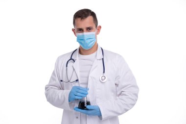 Renkli Sıvı Maskeli, Eldivenli ve Gözlüklü Erkek Doktor Şişesi. Bilim, Tıp, Virüs Konsepti. Doktor Gülümseyen Adam.
