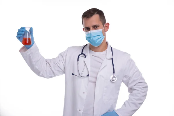 Man Doctor Examing Flask με πολύχρωμο υγρό φορώντας ιατρική μάσκα απομονώνονται. Ιατρική, Επιστημονική Έννοια — Φωτογραφία Αρχείου