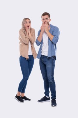 Ayakta Duran Çift Şaşırdı, Şaşırdı, Şaşırdı. Çift Yüze Yakın Eller İzole Edildi.