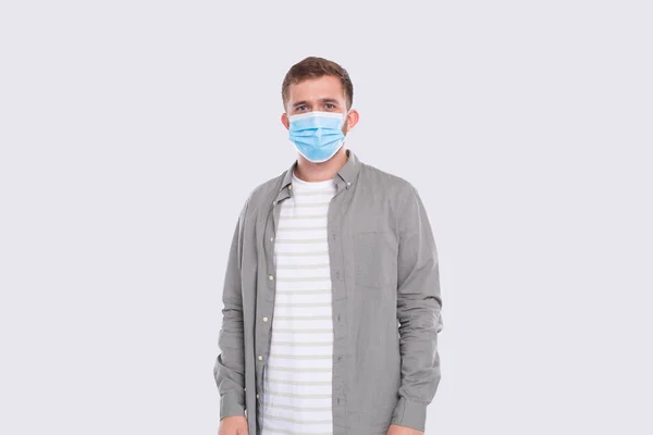 Man bär medicinsk mask isolerad. Man i grön tröja med medicinsk mask. Hälsa, virus, medicinskt begrepp — Stockfoto