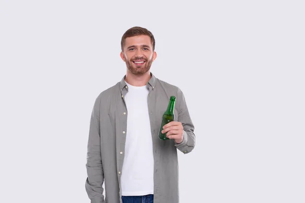 Man som håller ölflaska. Man med ölflaska i händerna. Alkoholdrycksflaska. Drick — Stockfoto