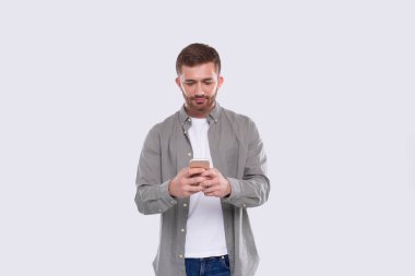 Ayakta Duran Adam Telefonu İzole Edildi. Telefonda mesajlaşan adam. Teknoloji