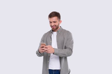 Ayakta Duran Adam Telefonu İzole Edildi. Telefonda mesajlaşan adam. Teknoloji