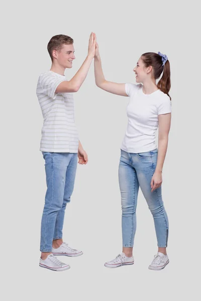 Jeune couple faisant High Five debout isolé — Photo