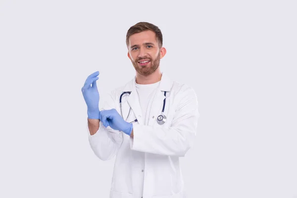 医師は手袋を隔離します。男性医師保護作業着。医学的概念コロナウイルス。手袋 — ストック写真