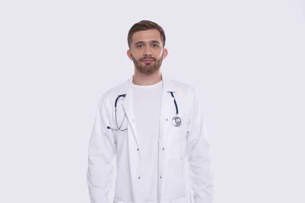 Άνθρωπος Γιατρός Στέκεται Απομονωμένος Κοιτάζοντας στην κάμερα. Νοσοκόμος — Φωτογραφία Αρχείου