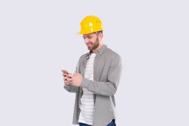 İnşaat işçisi telefonu kullanırken izole edildi. Telefonda mesajlaşan adam. Teknoloji izole edildi