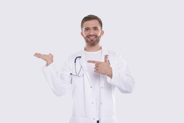 O Doutor a mostrar a mão ao lado a apontar para ele. Trabalhador Médico. Conceito de Gesto Isolado — Fotografia de Stock