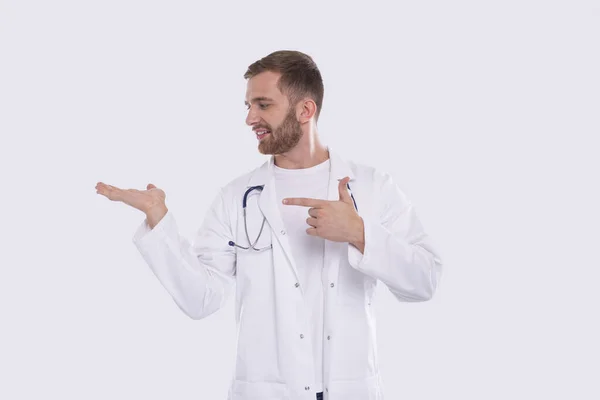 Doktor ukazuje ruku na stranu, ukazuje na ni, dívá se na ni. Zdravotník. Izolovaná koncepce gesta — Stock fotografie