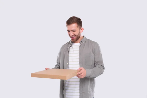 Άντρας που κρατάει το κουτί της πίτσας απομονωμένο. Fast Food, ανθυγιεινά τρόφιμα έννοια απομονωμένη — Φωτογραφία Αρχείου