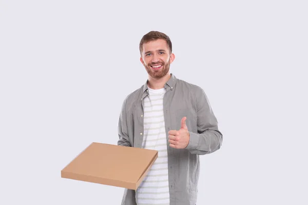 Hombre sosteniendo la caja de pizza mostrando el pulgar hacia arriba aislado. Comida rápida, concepto de comida no saludable aislado — Foto de Stock
