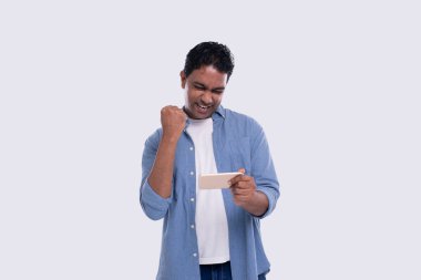 Hint Adam Heyecanlı Kazanma. Telefonu tutan adam. Kazandım. Man Won online Kumarhane, Piyango