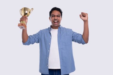 Hintli adam çok mutlu ve heyecanlı, kollarını kaldırıyor, Zaferi veya başarıyı kutluyor. Kazanan İşaret. 