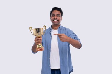 Hintli adam çok mutlu ve heyecanlı, kollarını kaldırıyor, Zaferi veya başarıyı kutluyor. Kazanan işareti işaret ediyor. 