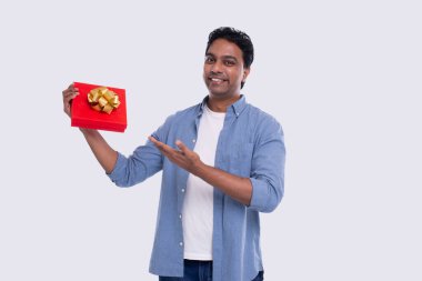 Hintli Adam Sınırı aştı. Erkek Tutma Hediyesi. - Sürpriz. Hediye kutusu. Çok Mutlu Adam Tecrit Edildi