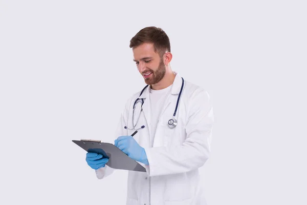 Man Doctor Writing in Klembord geïsoleerd. Dokter met klembord. Commecial, Winkelen, Reclame Concept Afzonderlijk — Stockfoto