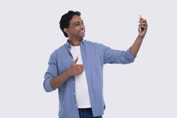 Indiano homem tendo vídeo chamada no telefone mostrando polegar até isolado. Chamada de vídeo. Homem a usar o telefone. Isolados — Fotografia de Stock