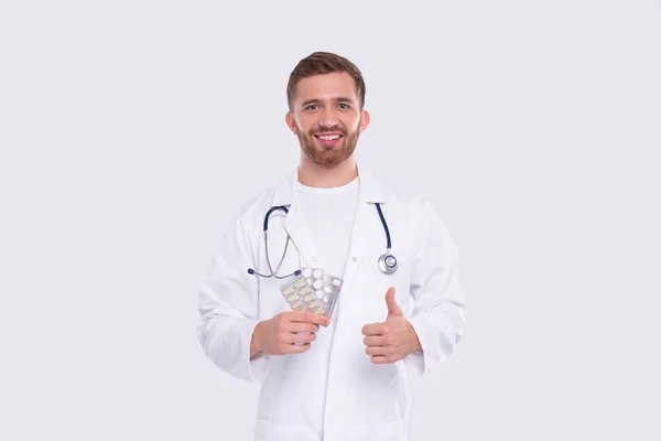 Homem Doutor mostrando pílulas e polegar para cima. Doctor Holding comprimidos isolados. — Fotografia de Stock