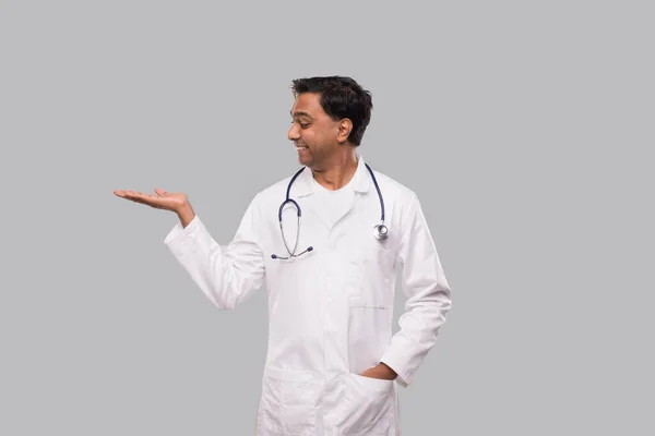 Γιατρός κρατώντας το χέρι σε πλευρά βλέποντας σε πλευρά απομονωμένη. Ινδός Γιατρός σημάδι — Φωτογραφία Αρχείου