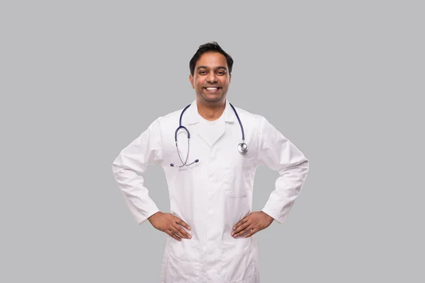 Retrato masculino del doctor parado sonriendo las manos a los lados. Aislado. Concepto médico —  Fotos de Stock
