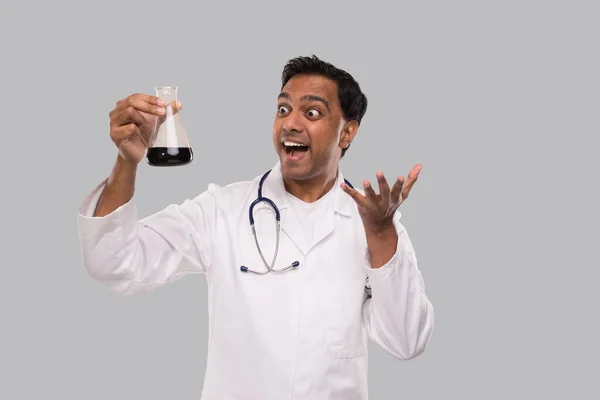 男性医師励起フル液でフラスコを見て隔離されました.科学、医学、ウイルスの概念。インド人医師スマイリング. — ストック写真