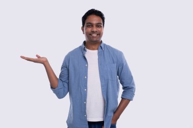 El ele tutuşan adam kamerayı izole etti. Hintli adam gülümsüyor. Ticari, Reklam Konsepti