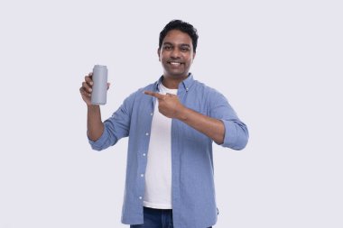 Konserve kutusu tutan Hintli adam onu işaret ediyor. Elinde bira kutusu olan Hintli adam. İzole edilmiş