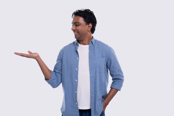 Man håller hand till sida titta på sidan isolerad. Indian Man Smilling. Reklam- och reklamkoncept — Stockfoto