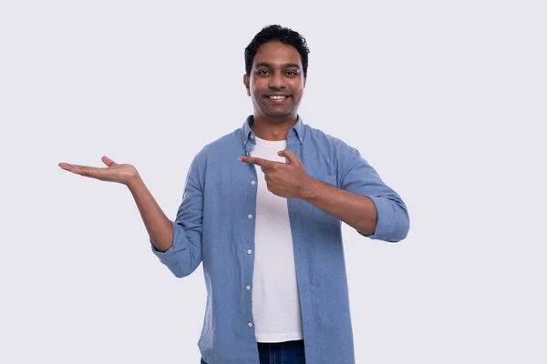 Man houdt hand in hand wijzend naar het kijken naar camera geïsoleerd. Een lachende indiaan. Commercieel, reclamebegrip — Stockfoto