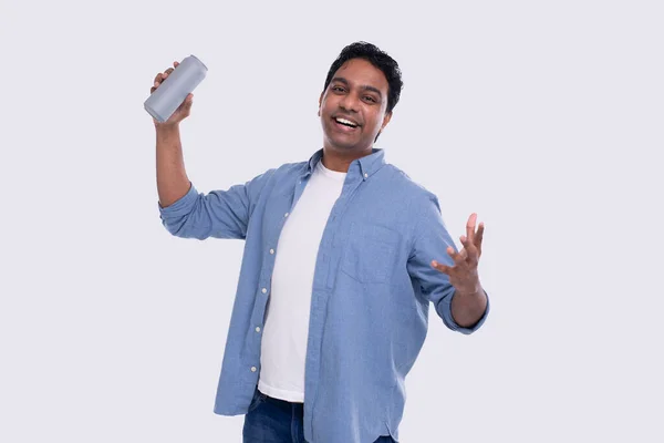 Hombre indio sosteniendo lata sobre superado. Hombre indio con lata de cerveza en la mano. Aislado —  Fotos de Stock