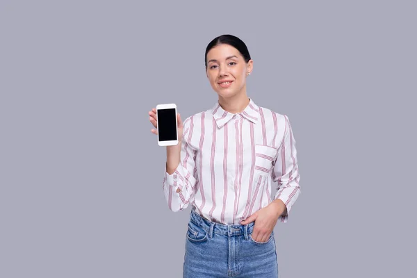 Menina mostrando telefone de pé isolado. Commecial, Compras, Anúncio, Conceito Técnico — Fotografia de Stock