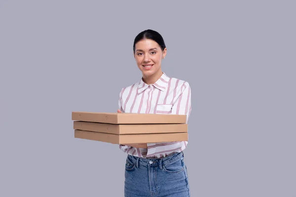 Chica sosteniendo tres cajas de pizza aisladas. Comida rápida, concepto de comida no saludable —  Fotos de Stock