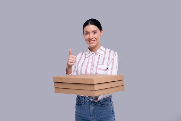 Menina segurando três caixas de pizza mostrando polegar para cima isolado. Fast Food, Conceito de comida não saudável — Fotografia de Stock