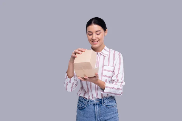 Garota segurando Burger Box isolado. Fast Food, conceito de comida insalubre. Hambúrguer na caixa de entrega — Fotografia de Stock