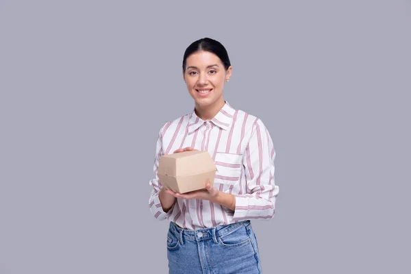 Girl Holding Burger Box. Fast Food, ungesunde Ernährung Konzept. Burger in der Lieferbox — Stockfoto