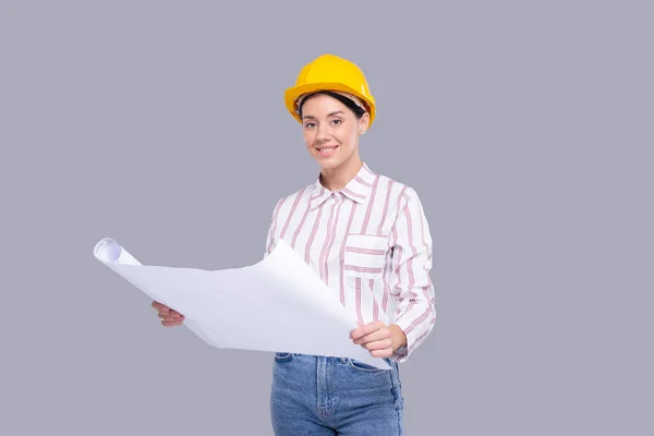 Girl Construcker Holding House Plan in Hands Watching in Camera. Κορίτσι Αρχιτέκτονας κρατώντας σχέδια. Κίτρινο σκληρό κράνος. Εργαζόμενος — Φωτογραφία Αρχείου