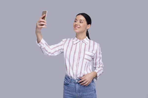 Menina ter vídeo chamada no telefone isolado. Chamada de Vídeo Menina. Rapariga a usar telefone. Isolados — Fotografia de Stock