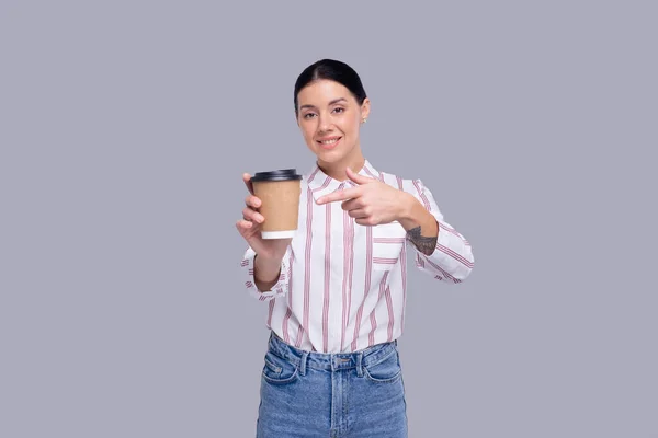 Flicka pekar på kaffe ta bort Cup. Flicka med att gå kaffe Cup i händerna isolerade — Stockfoto