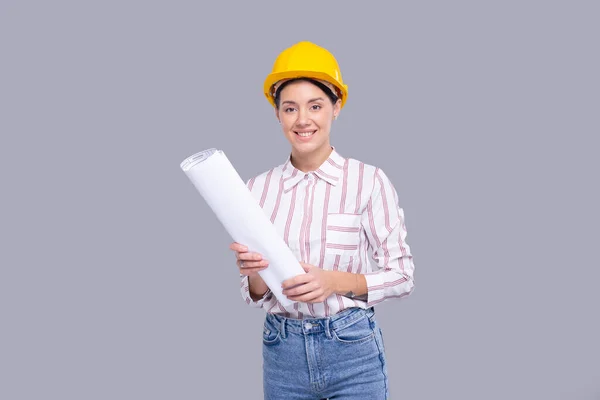 Girl Construction Worker Holding House Plan in Hands Watching in Camera (en inglés). Girl Architect Holding Blueprints. Casco duro amarillo. Trabajador Imágenes de stock libres de derechos