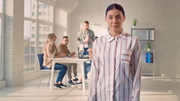 Girl Standing Smilling Creative Office Office Work Day Creative Team — Stock Video