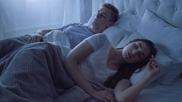 Para Śpiąca Łóżku Mężczyzna Przytulający Dziewczynę Para Łóżku — Wideo stockowe