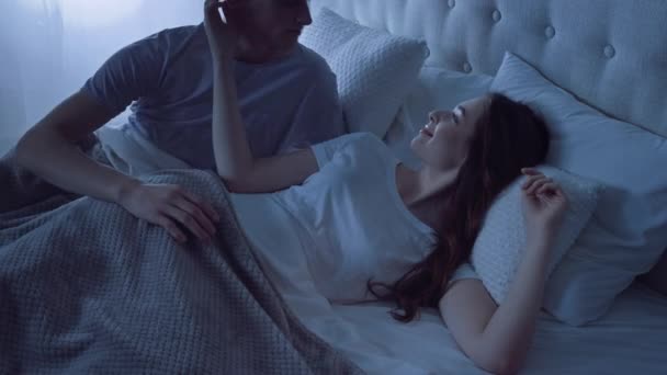 夜深睡在床上拥抱的情侣 男人拥抱女孩 床中的夫妻 — 图库视频影像
