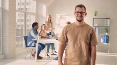 Yaratıcı Ofiste Ayakta Duran Adam. Ofis işi günü. Yaratıcı Takım Çalışıyor.