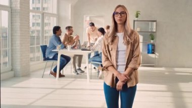 Yaratıcı Ofiste Gülümseyen Kız. Ofis işi günü. Yaratıcı Takım Çalışıyor.