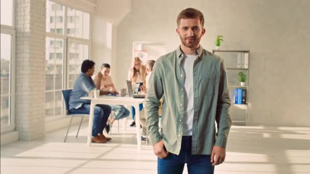 Man Smilling Creative Office Equipe Criativa Trabalhando Escritório — Vídeo de Stock