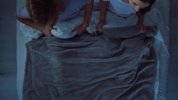 二人は眠りにつく ベッドに寝そべっているカップル 素敵なカップルベッドの中で他の行為を見て 夜のベッドタイム — ストック動画